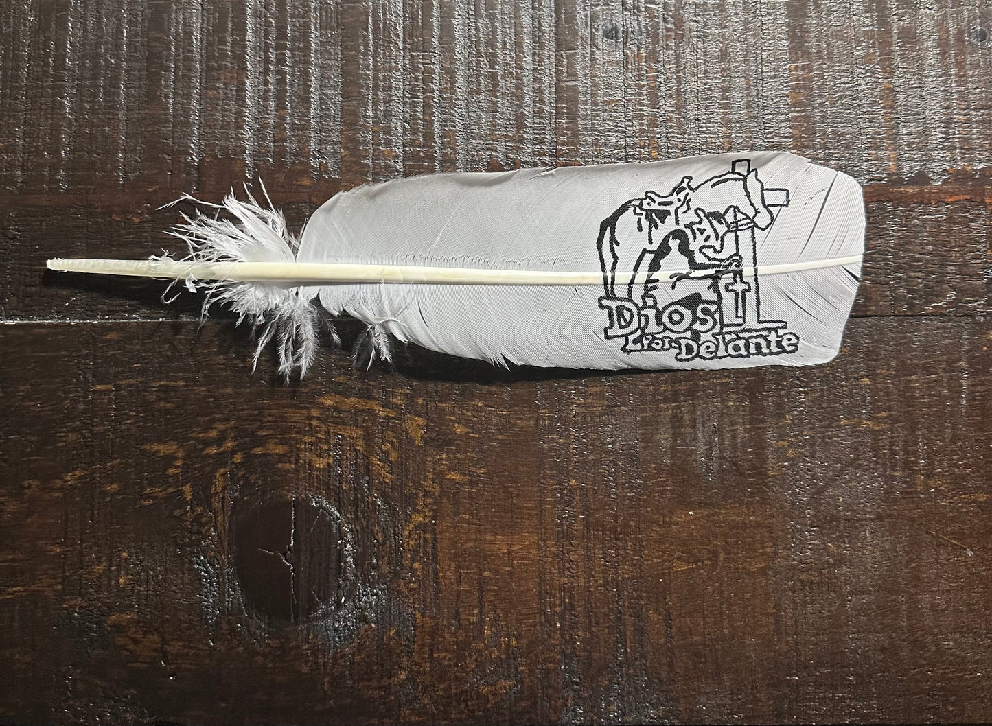 White Dios por Delante Feather