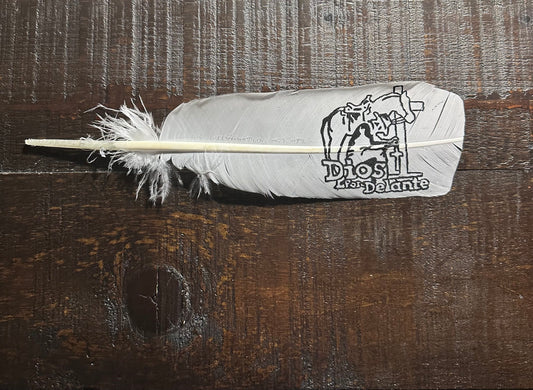 White Dios por Delante Feather